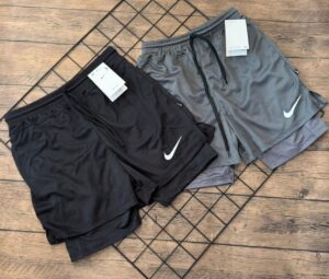Shorts Nike Dry Fit masculino nas cores preto e cinza com forro interno.