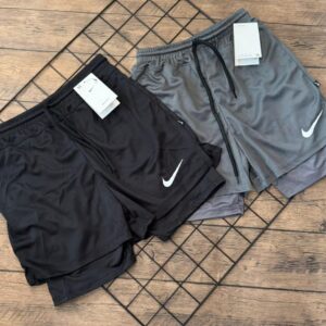 Shorts Nike Dry Fit masculino nas cores preto e cinza com forro interno.