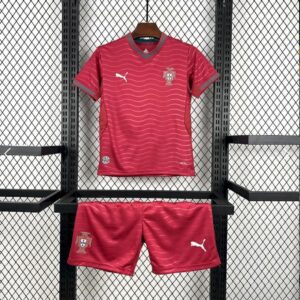 Conjunto infantil Portugal 2026/27 tailandês 1.1 vermelho com detalhes em verde e acabamento premium