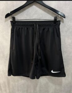 Short Dry Fit esportivo com bolso nas cores preto e cinza, tecido leve e confortável.