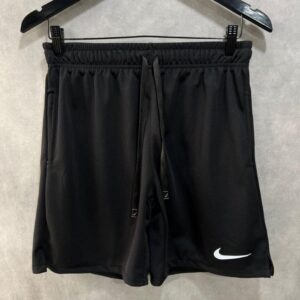 Short Dry Fit esportivo com bolso nas cores preto e cinza, tecido leve e confortável.