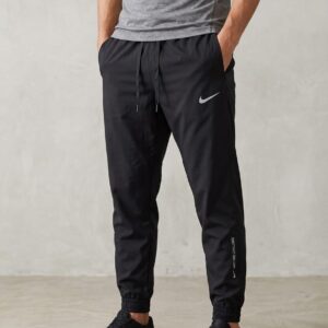 Calça Dry Fit Nike masculina preta com modelagem esportiva