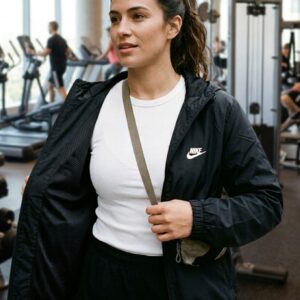 Jaqueta Nike corta vento feminina preta com capuz removível