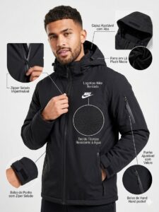 Casaco masculino Nike impermeável preto com forro peluciado interno e capuz removível.