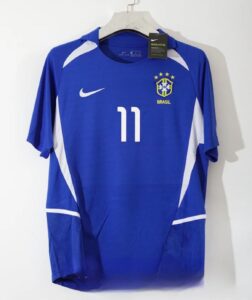 Camisa retrô azul da Seleção Brasileira Ronaldinho Gaúcho número 11.
