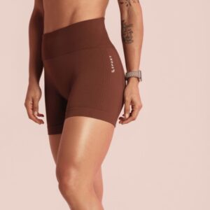 Shorts feminino esportivo LSport Basic chocolate com cós alto e modelagem seamless.