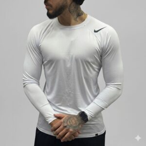 Homem usando camisa térmica manga longa com proteção UV nas cores preto, branco e cinza.