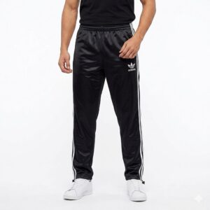 Calça masculina de helanca preta com detalhes laterais, bolso com zíper e ajuste na barra.