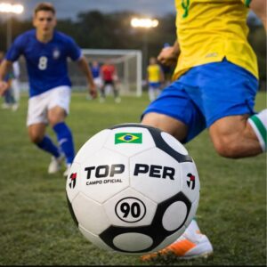 Bola de futebol campo Topper Boleiro Híbrid oficial branca e preta em gramado.
