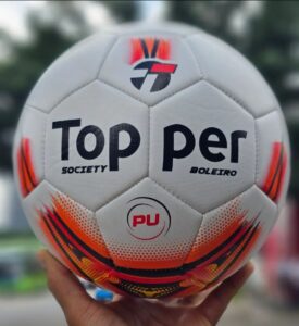 Bola Society Topper Boleiro branca e laranja para gramado sintético.
