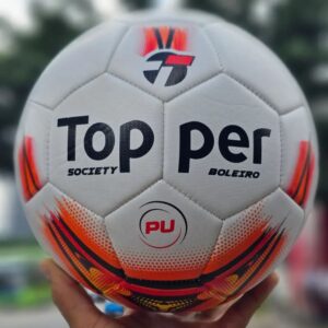Bola Society Topper Boleiro branca e laranja para gramado sintético.