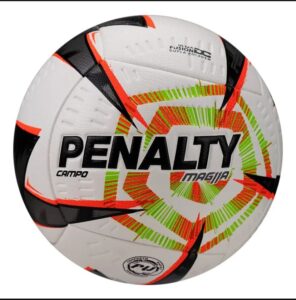 Bola Futebol Campo Penalty Magia branca com detalhes roxo, preto e laranja em gramado.