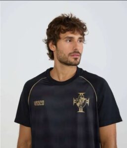 Camisa Vasco Mosaico preta com detalhes dourados e escudo estampado