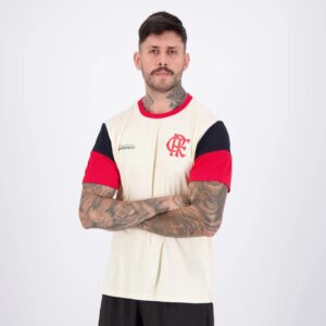 Camisa Flamengo Braziline bege masculina com escudo do clube e detalhes em vermelho e preto nas mangas.