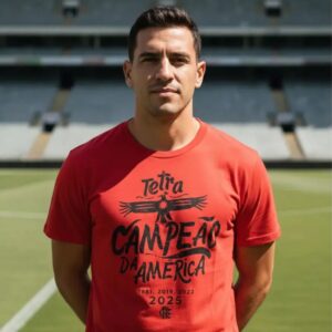 Camisa vermelha Flamengo Braziline com estampa Tetra Campeão da América 2025 na parte frontal.