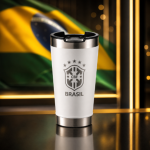 Copo térmico branco em aço inox com escudo do Brasil e fundo com bandeira brasileira desfocada.